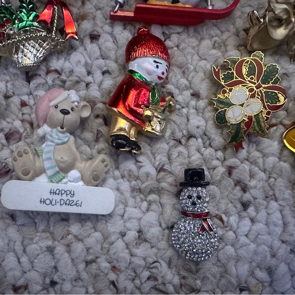 Vintage Holiday Brooch Lot - Picture 3 of 5